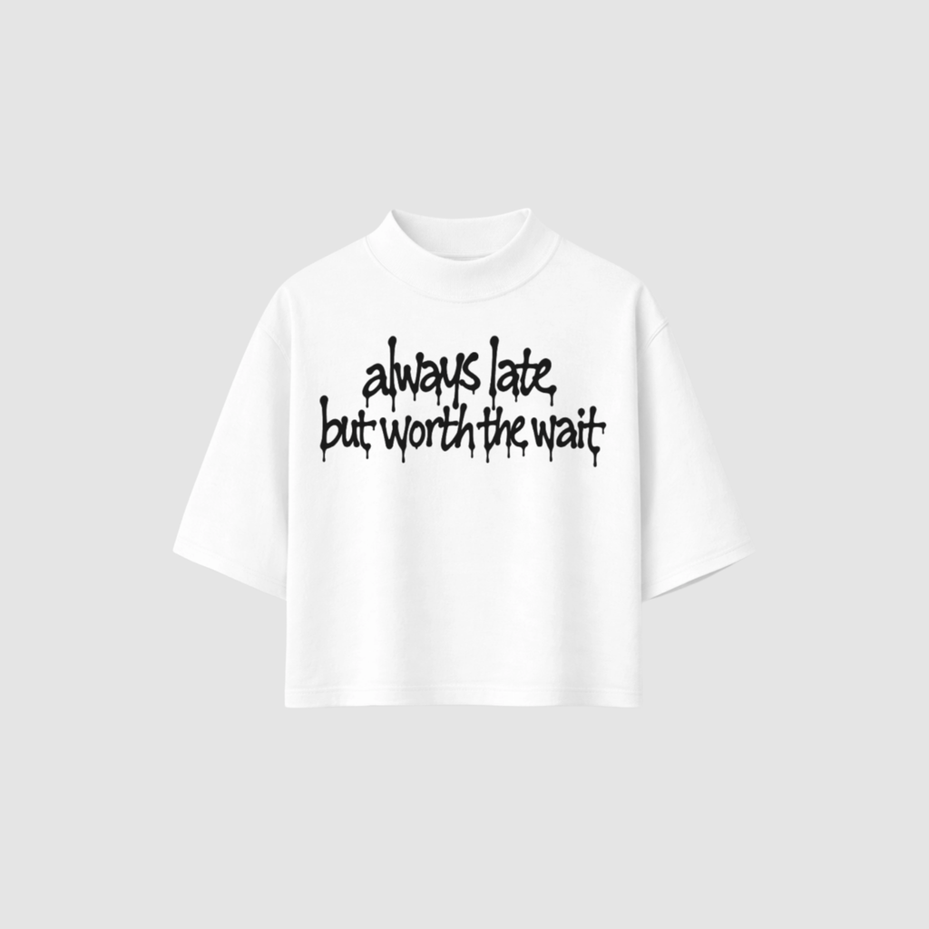 Boxy Tee von RIZE mit Aufdruck: Always Late, But Worth The Wait