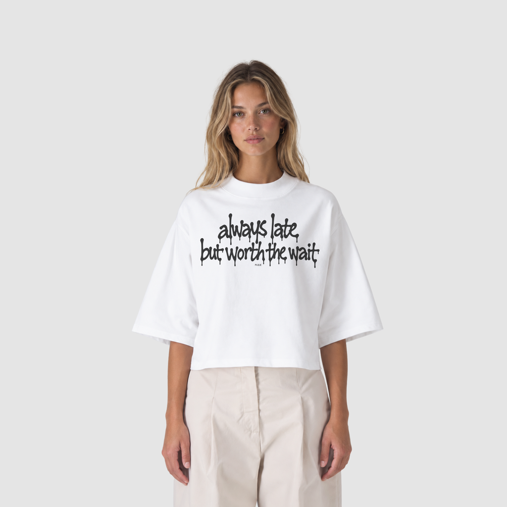 Boxy Tee von RIZE mit Aufdruck: Always Late, But Worth The Wait