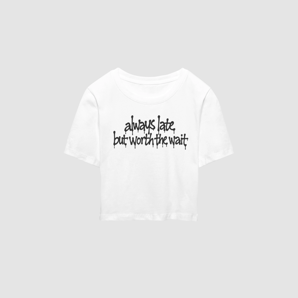 Baby Tee von RIZE mit Aufdruck: Always Late, But Worth The Wait