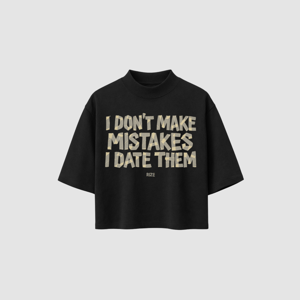 Boxy Tee von RIZE mit Aufdruck: I Don't Make Mistakes, I Date Them