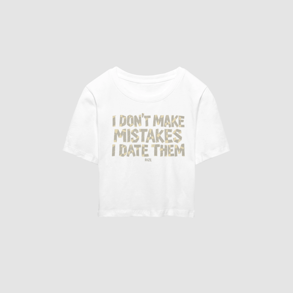 Baby Tee von RIZE mit Aufdruck: I Don't Make Mistakes, I Date Them