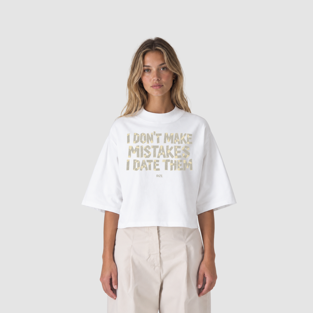 Boxy Tee von RIZE mit Aufdruck: I Don't Make Mistakes, I Date Them