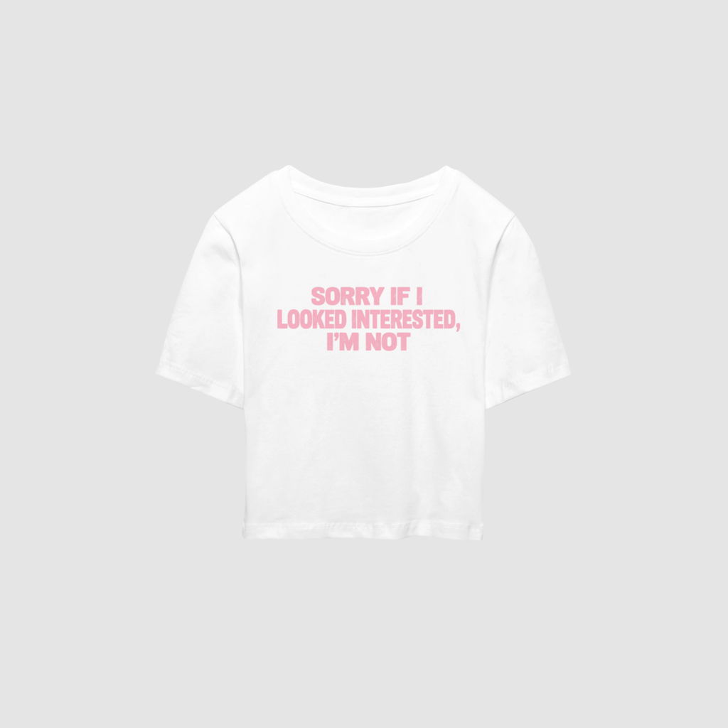 Baby Tee von RIZE mit Aufdruck: Sorry If I Looked Interested, I'm Not
