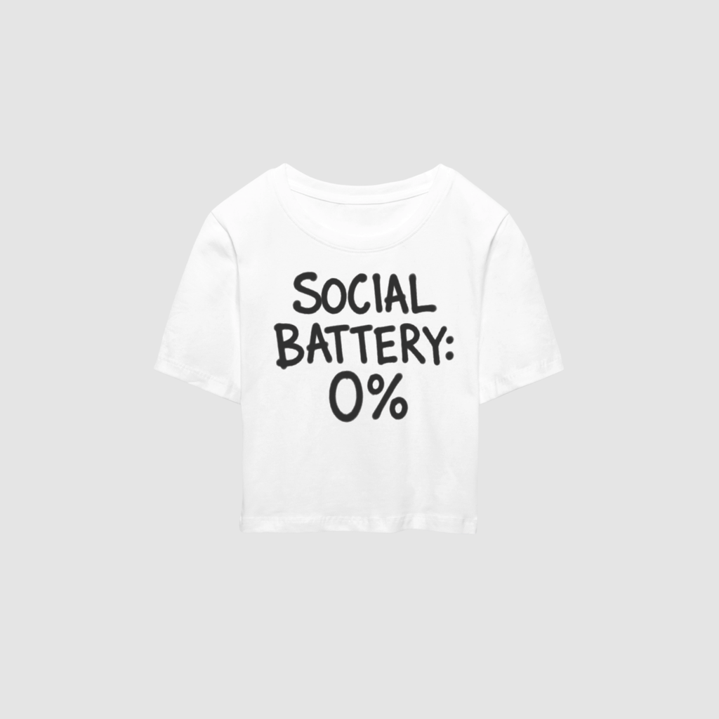 Baby Tee von RIZE mit Aufdruck: Social Battery: 0%